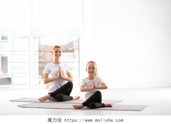妈妈和女儿搭配运动服在家一起做瑜伽双人瑜伽瑜伽打坐